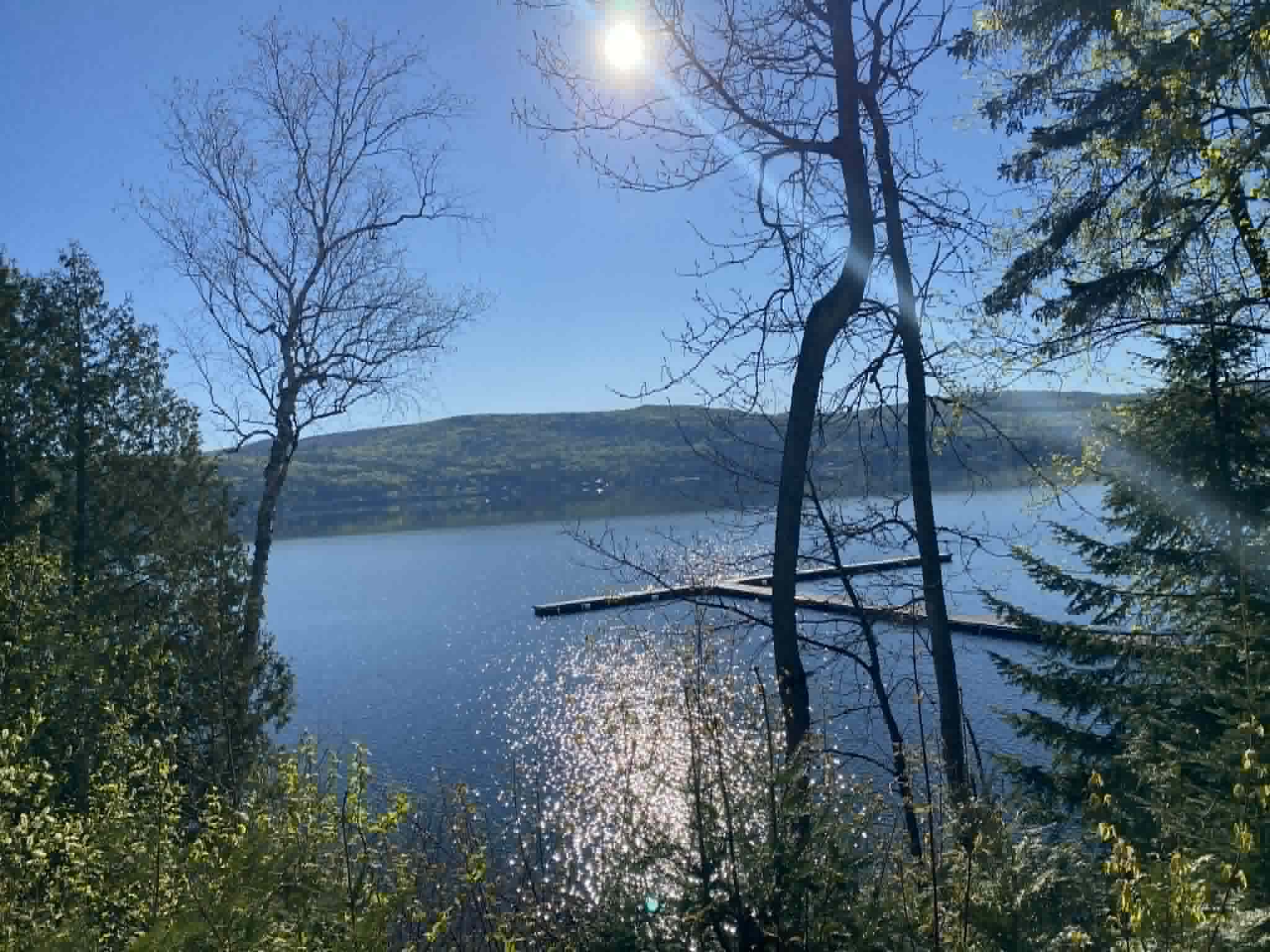 Soleil radieux surplombant un lac calme