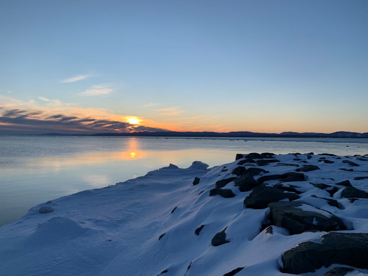 coucher-du-soleil-a-l-horizon-calme-moment-present